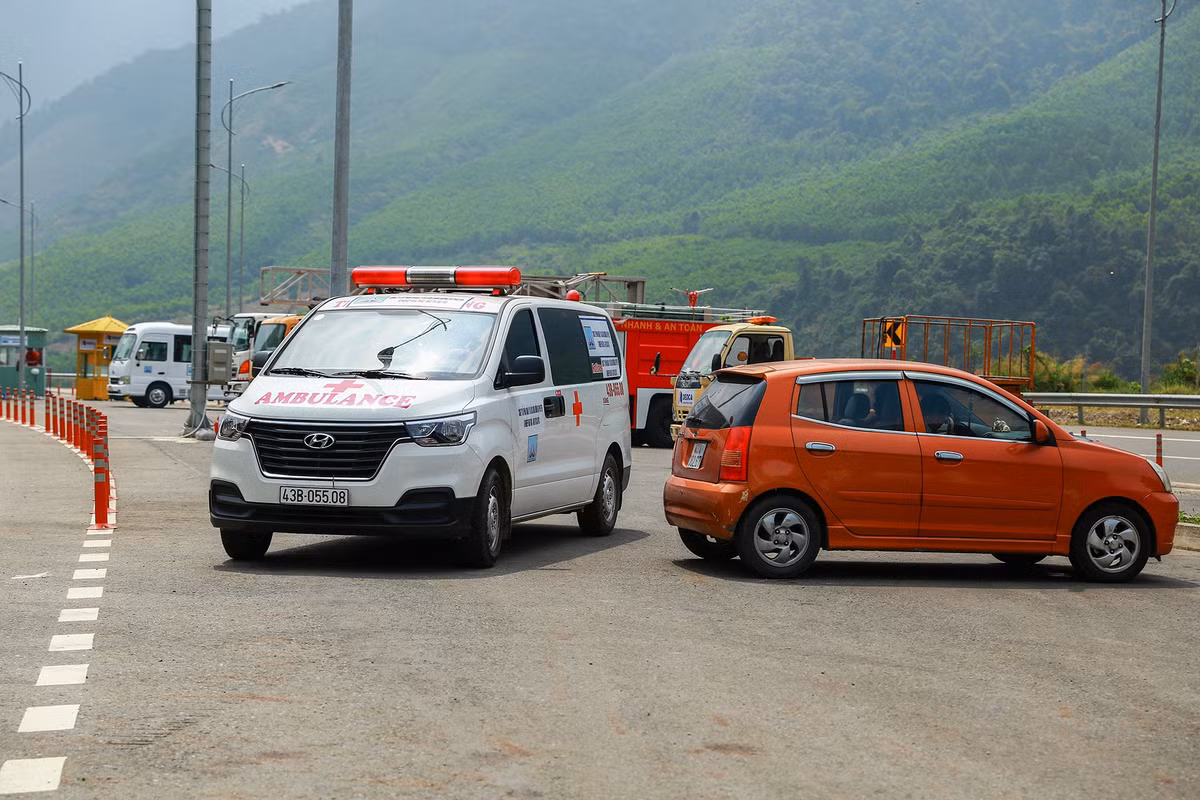 Đơn vị liên quan cũng đã đưa các phương tiện như: Xe cứu thương, chữa cháy và cứu hộ... lên tuyến đường để kịp thời xử lý nếu xảy ra sự cố.