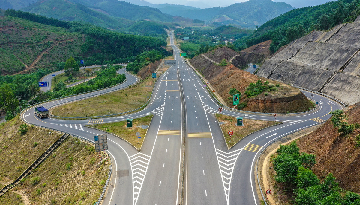 Đường La Sơn - Hòa Liên là tuyến đường bộ duy nhất xuyên qua vườn quốc gia Bạch Mã, nối Đà Nẵng với Thừa Thiên - Huế.