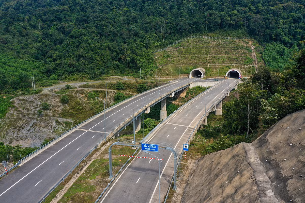 Khu vực hầm Mũi Trâu có 2 làn riêng biệt xuyên qua núi. Bên trong hầm có hệ thống chiếu sáng và thiết bị phục vụ phòng cháy chữa cháy và cứu hộ, cứu nạn.