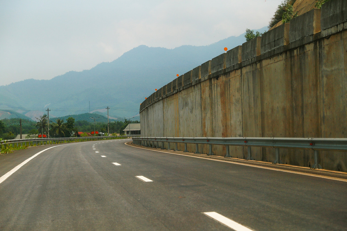 Những khu vực có địa chất phức tạp được thi công bằng bê tông nhằm giảm thiểu nguy cơ sạt lở.