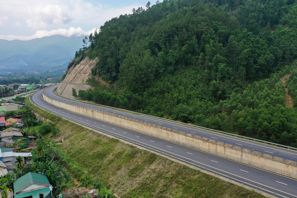 Đại diện Ban quản lý dự án đường Hồ Chí Minh cho hay dự án có quy mô đường cấp III với số vốn đầu tư khoảng 11.000 tỷ đồng, theo hình thức BT.