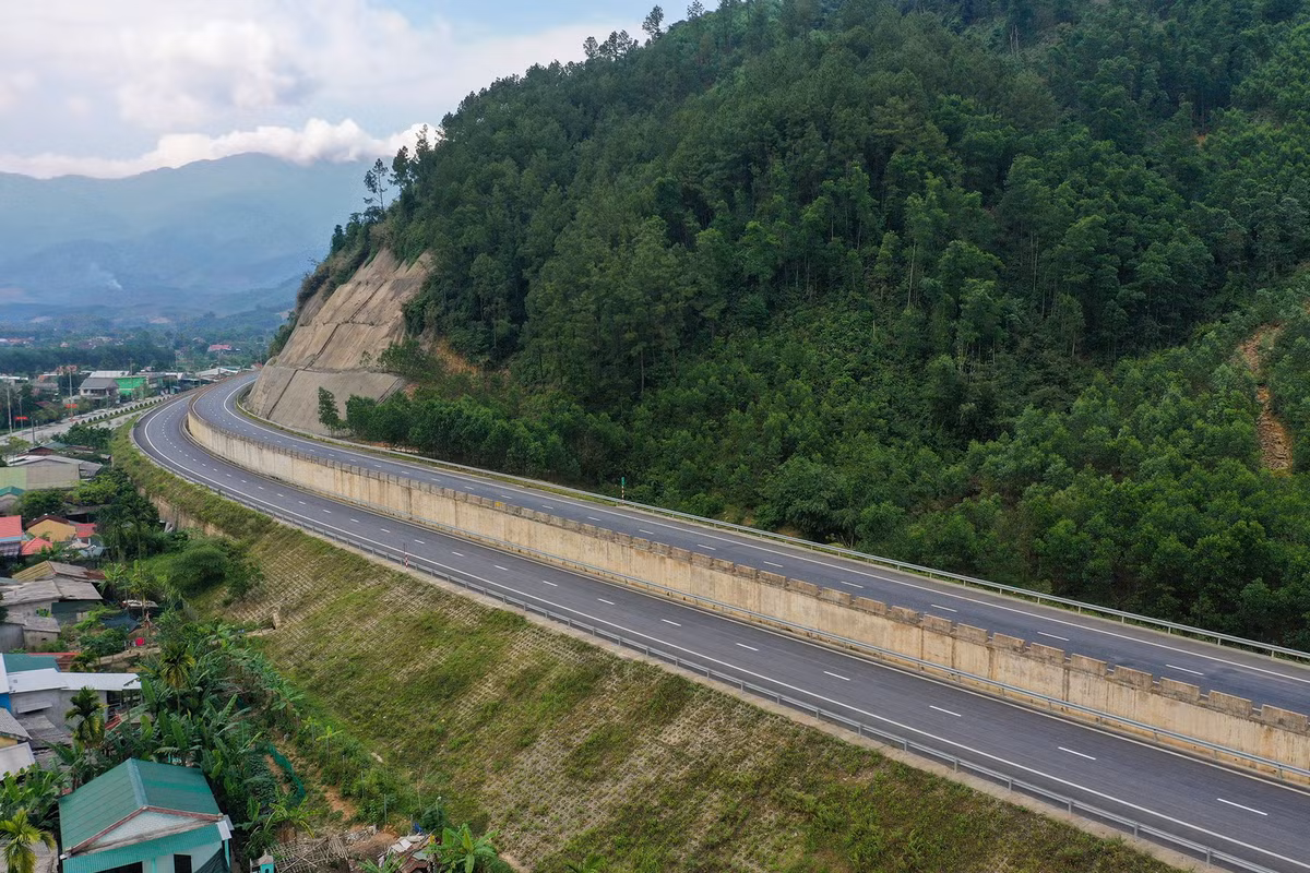 Đại diện Ban quản lý dự án đường Hồ Chí Minh cho hay dự án có quy mô đường cấp III với số vốn đầu tư khoảng 11.000 tỷ đồng, theo hình thức BT.