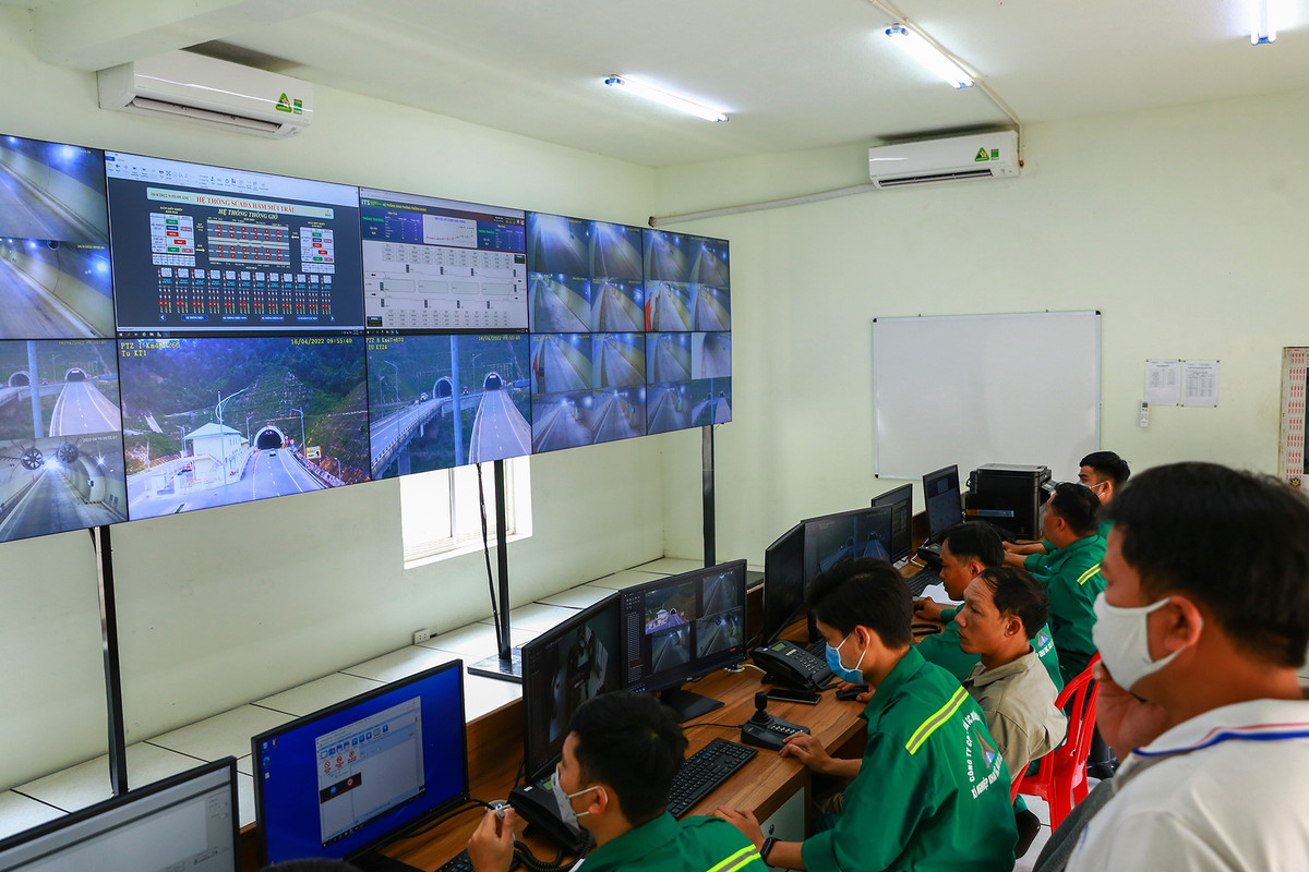 Tại phía nam hầm Mũi Trâu, đơn vị khai thác xây dựng xong nhà điều hành. Trên tuyến đường có hệ thống camera. Nhân viên sẽ quan sát tình hình giao thông qua hệ thống camera.