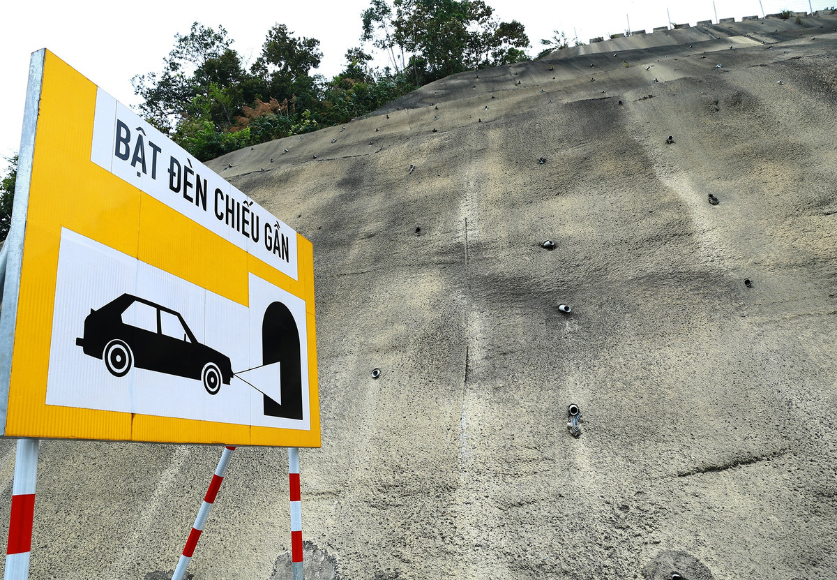 Hôm 14/4, ông Lê Đình Thọ, Thứ trưởng Bộ GTVT thị sát tuyến đường này và khẳng định dự án rất quan trọng. Xe di chuyển từ Quảng Ngãi ra Thừa Thiên - Huế bằng tuyến đường sẽ rút ngắn nhiều giờ. Trong ảnh là hệ thống biển báo đã hoàn thành.