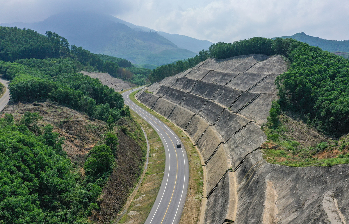 Theo ghi nhận của Zing, ngày đầu thông xe, phương tiện đi qua tuyến đường chưa nhiều. Nhiều chủ xe chưa biết dự án này đã được lưu thông.