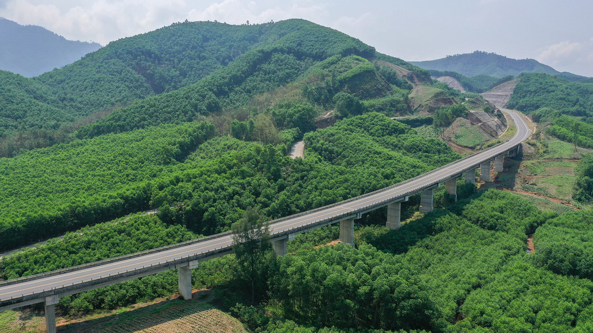 "Do yếu tốc phức tạp của địa chất, cùng với ảnh hưởng dịch bệnh và những vướng mắc giải phóng mặt bằng nên mất 7 năm mới hoàn thành dự án", đại diện Ban quản lý đường Hồ Chí Minh cho hay.