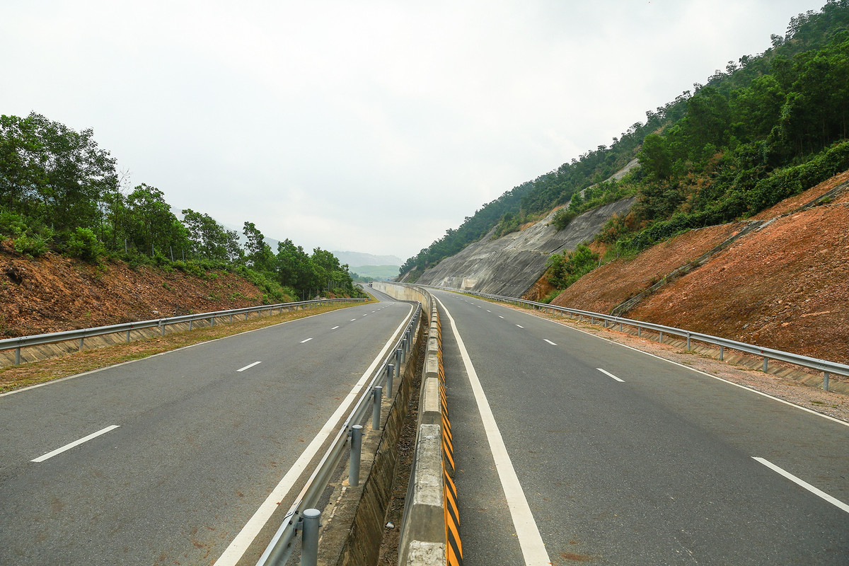 Đường có 2 làn xe, sẽ chỉ cho phương tiện cơ giới đường bộ (ôtô) lưu thông với tốc độ tối đa 80 km/h. Khi giai đoạn 2 hoàn thành thì công trình này có 4 làn xe, tương đương với cao tốc và ôtô sẽ chạy với tốc độ cao hơn.