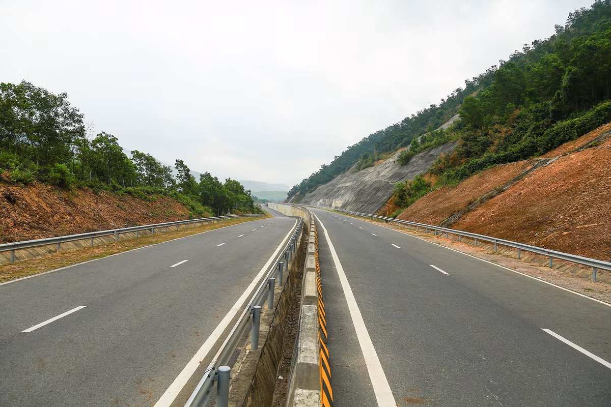 Đường có 2 làn xe, sẽ chỉ cho phương tiện cơ giới đường bộ (ôtô) lưu thông với tốc độ tối đa 80 km/h. Khi giai đoạn 2 hoàn thành thì công trình này có 4 làn xe, tương đương với cao tốc và ôtô sẽ chạy với tốc độ cao hơn.