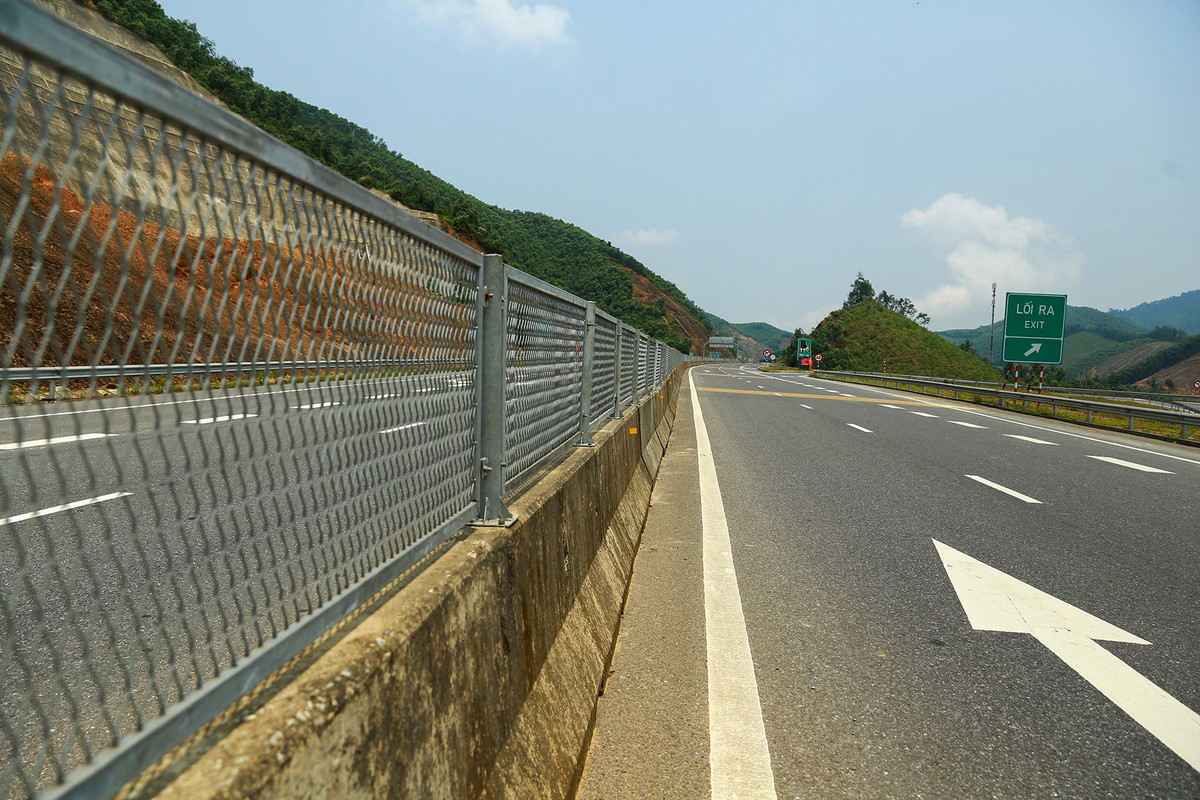 Hệ thống dải phân cách được làm bằng sắt rất chắc chắn.