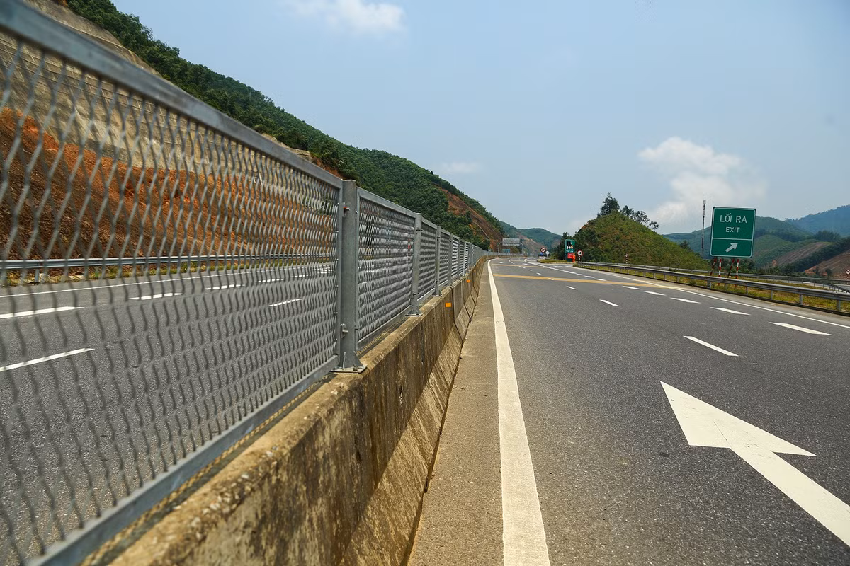 Hệ thống dải phân cách được làm bằng sắt rất chắc chắn.