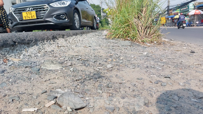 Ghi nhận tại đường Lương Định Của cho thấy, đoạn đường này thường xuyên trong tình trạng ùn ứ giao thông dù không phải là giờ cao điểm. Mặt đường nhiều chỗ xuống cấp, ngập úng buộc người dân sinh sống ở khu vực phải đổ xà bần (gạch, đá vụn) để tránh xảy ra tai nạn giao thông.