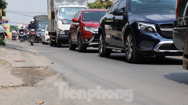 Trước áp lực các phương tiện giao thông tăng cao, từ năm 2015, đường Lương Định Của (đoạn từ đường Trần Não đến Nguyễn Thị Định với chiều dài gần 2,5km) được khởi công nâng cấp, mở rộng mặt đường. Tuy nhiên, gần 7 năm đã trôi qua, tiến độ thi công công trình này chỉ đạt khoảng 60% và đang “giậm chân tại chỗ”.