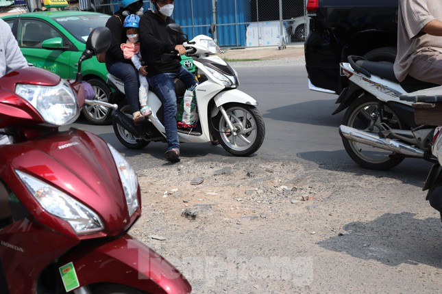 br/> Đường sá lởm chởm, xe cộ đi lại khó khăn.