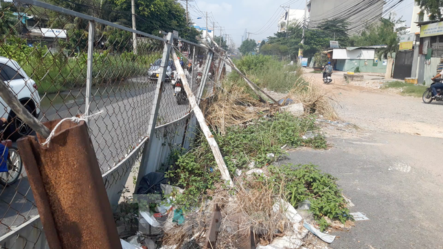 Ông Lê Tam Long (Người dân sống tại khu vực) cho biết: “Đã rất lâu rồi tôi không thấy hoạt động thi công nào diễn ra. Những năm qua, đoạn đường này xuống cấp, đất đá lởm chởm, ổ gà, ổ voi, cứ mưa xuống là ngập úng, giao thông ùn ứ liên tục vào giờ cao điểm, người dân sống gần đây phải chịu hết”.