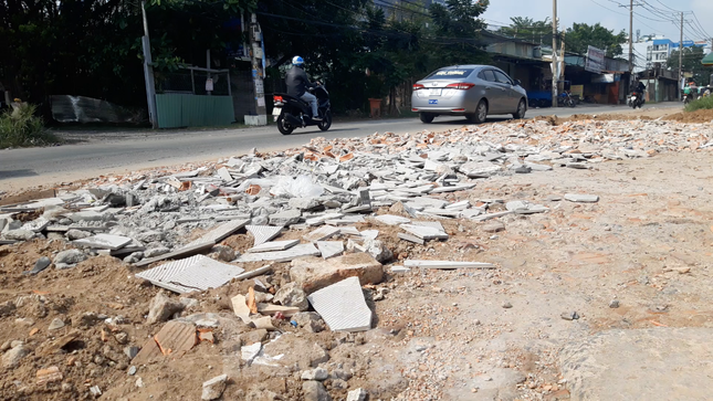 br/> Để giải quyết vấn đề này, Sở GTVT đề nghị Ban Quản lý dự án Đầu tư xây dựng các công trình giao thông (Ban Giao thông) TPHCM khẩn trương khắc phục các hư hỏng nêu trên và thường xuyên kiểm tra khắc phục ngay các bất cập hạ tầng giao thông trong quá trình thi công dự án nâng cấp, mở rộng trên tuyến đường này. Trong quá trình chờ giải phóng mặt bằng để thi công, Sở GTVT đề nghị Ban Giao thông phải có biện pháp khơi rãnh hoặc xây dựng hệ thống thoát nước tạm, không để xảy ra tình trạng ngập nước làm hư hỏng mặt đường, ảnh hưởng đến việc lưu thông của người dân trong khu vực. Sở GTVT TPHCM cũng giao Thanh tra Sở GTVT kiểm tra, xử lý nghiêm tình trạng thi công gây mất an toàn giao thông trên tuyến đường Lương Định Của, TP Thủ Đức.