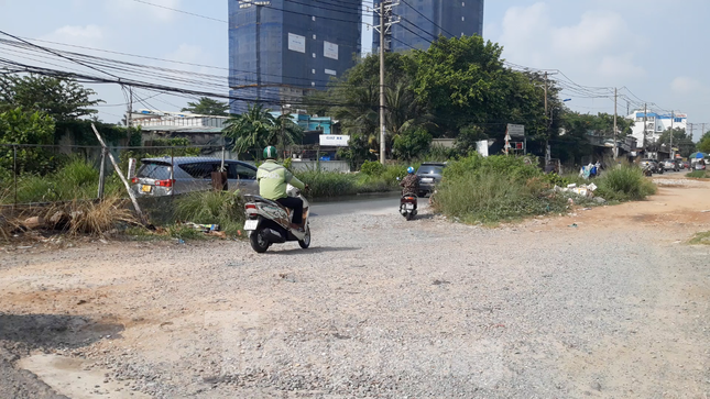 br/> Trong khi đó, hàng rào chắn chia 2 làn đường Lương Định Của (đoạn từ nút giao An Phú đến đường Nguyễn Hoàng, phường An Phú, TP Thủ Đức) kéo dài khoảng 500 mét vẫn án ngữ tại đây suốt nhiều năm qua, không chỉ gây mất cảnh quan đô thị mà còn trở thành nơi tập kết rác tự phát của người dân, gây ô nhiễm môi trường.