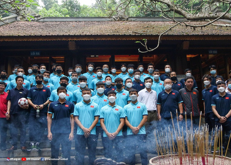 Sau khi dâng hương tại Đền Hùng, thầy trò HLV Park Hang Seo di chuyển về khách sạn, cách sân tập khoảng 4km. Chiều nay, U23 Việt Nam có buổi tập đầu tiên tại Việt Trì.