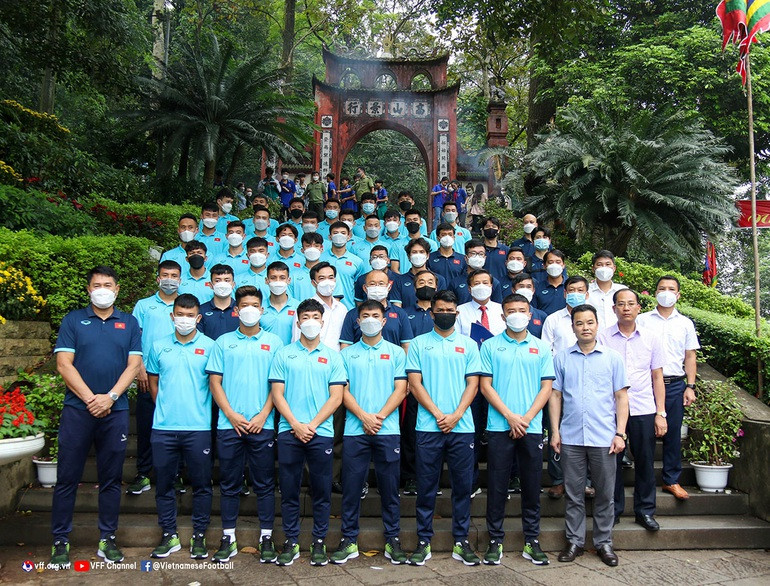 Nguoi ham mo vay quanh HLV Park Hang Seo o Den Hung