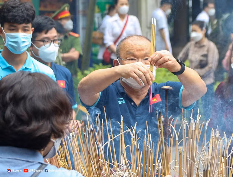 HLV Park Hang Seo dâng hương.