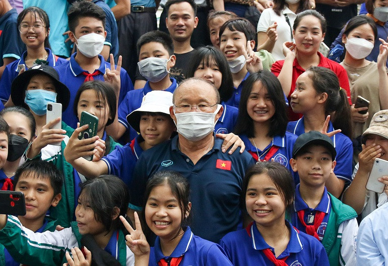 HLV Park Hang Seo trong vòng vây của rất đông người hâm mộ Phú Thọ. U23 Việt Nam sẽ đá giao hữu với U20 Hàn Quốc vào ngày 19/4 tại Việt Trì. Sau đó 3 ngày hai đội tái đấu ở SVĐ Hàng Đẫy, Hà Nội.