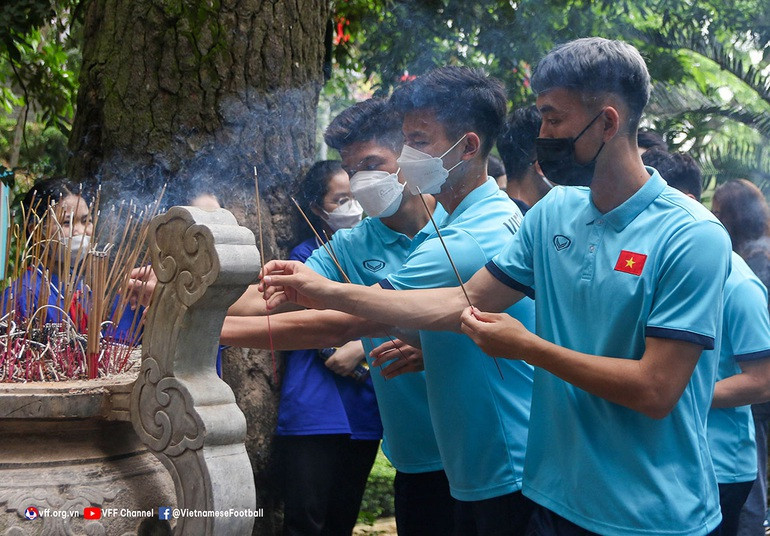 Các cầu thủ thành kính dâng hương tại Đền Hùng.