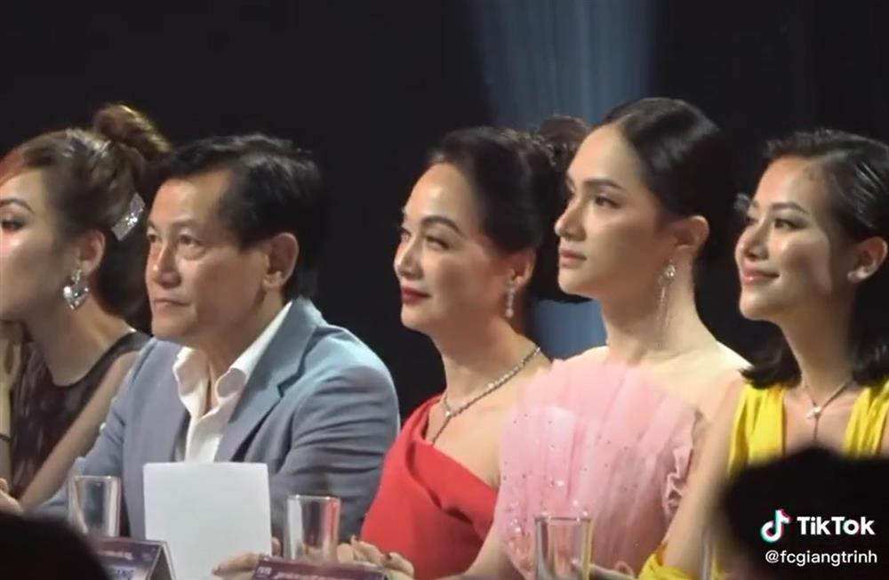 KHÓ TIN: Nhan sắc NSND Lê Khanh 'hạ' cùng lúc 3 hoa hậu - Hình 6 KHO TIN: Nhan sac NSND Le Khanh 'ha' cung luc 3 hoa hau-Hinh-6