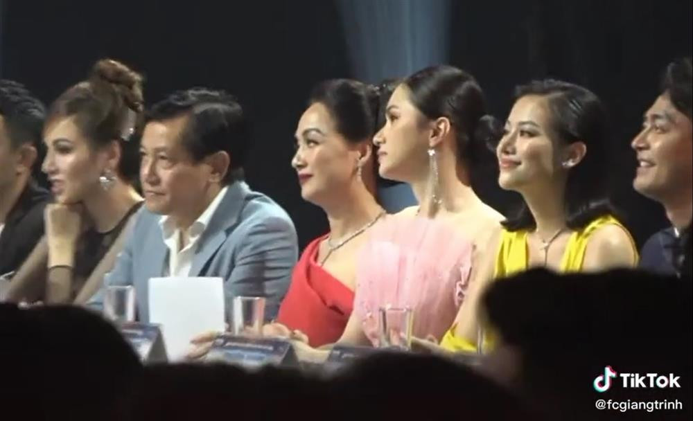 KHÓ TIN: Nhan sắc NSND Lê Khanh 'hạ' cùng lúc 3 hoa hậu - Hình 4 KHO TIN: Nhan sac NSND Le Khanh 'ha' cung luc 3 hoa hau-Hinh-4