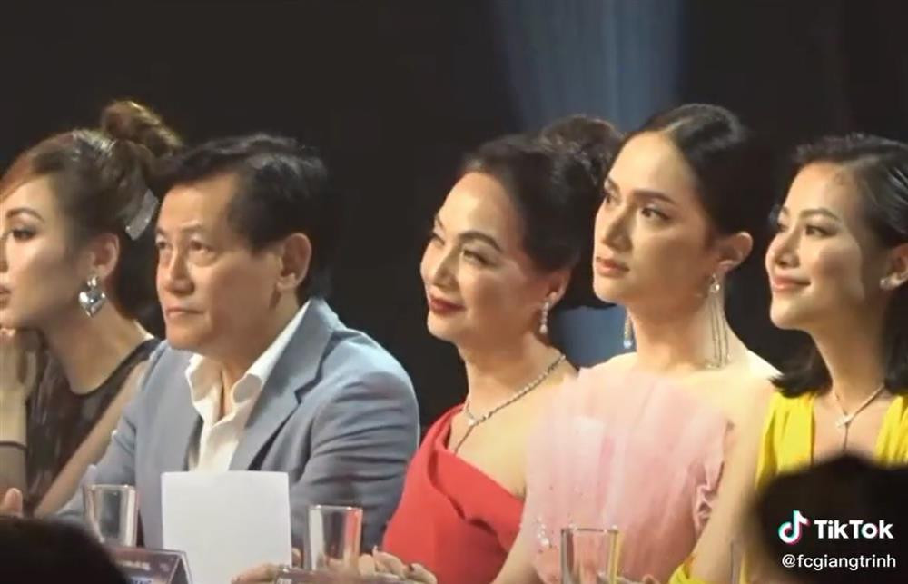 KHÓ TIN: Nhan sắc NSND Lê Khanh 'hạ' cùng lúc 3 hoa hậu - Hình 7 KHO TIN: Nhan sac NSND Le Khanh 'ha' cung luc 3 hoa hau-Hinh-7