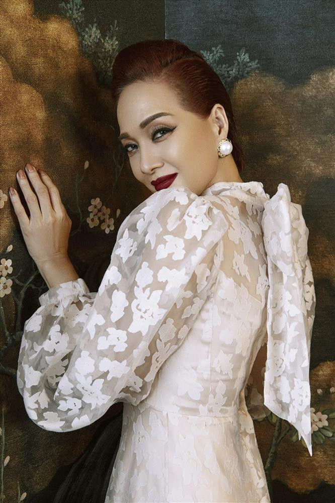 KHÓ TIN: Nhan sắc NSND Lê Khanh 'hạ' cùng lúc 3 hoa hậu - Hình 9 KHO TIN: Nhan sac NSND Le Khanh 'ha' cung luc 3 hoa hau-Hinh-9