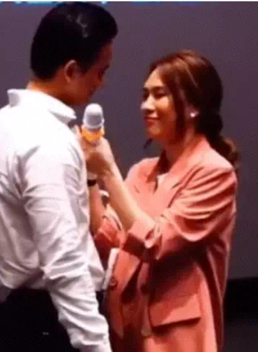 Dân mạng đào lại khoảnh khắc Mỹ Tâm tiến lại gần Mai Tài Phến Dan mang dao lai khoanh khac My Tam tien lai gan Mai Tai Phen