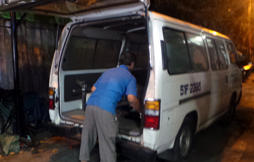 Xe cứu thương đến đưa thi thể các nạn nhân đi.