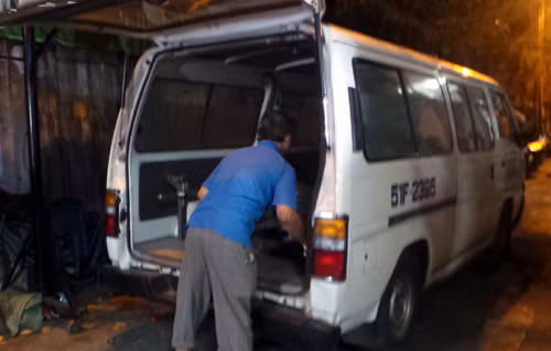 Xe cứu thương đến đưa thi thể các nạn nhân đi.