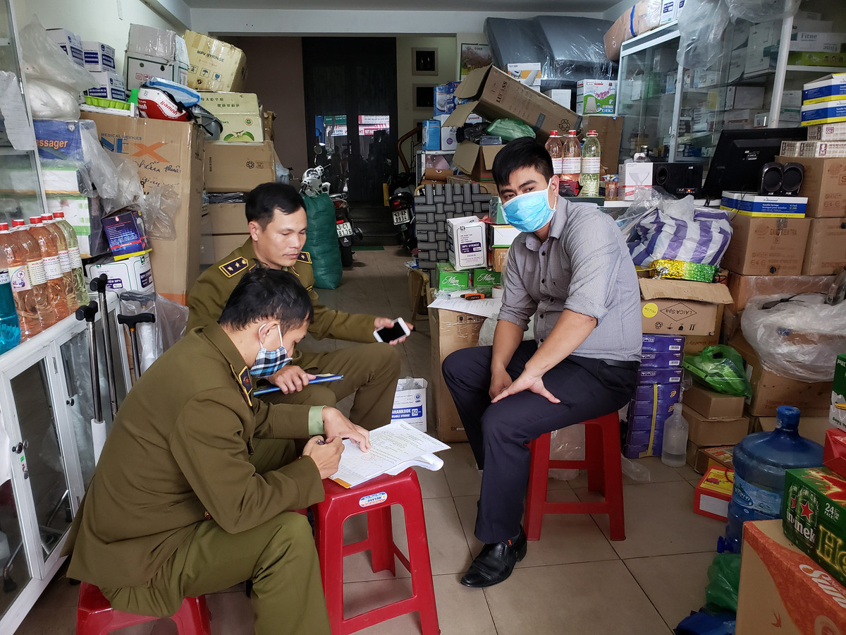 Hành vi lợi dụng dịch COVID-19 để định giá mua, giá bán hàng hóa, dịch vụ bất hợp lý mức phạt từ 20-30 triệu đồng, buộc nộp ngân sách nhà nước số tiền thu lợi bất hợp lý. Lưu ý mức phạt các hành vi vi phạm nêu trên là đối với cá nhân, mức phạt tiền đối với tổ chức gấp 2 lần mức phạt cá nhân. (Ảnh minh họa) 