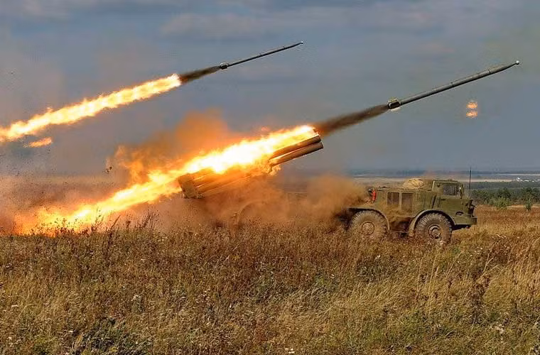 Pháo phản lực BM-27 Uragan của pháo binh Nga khai hỏa trong cuộc tập trận trong tuần qua.