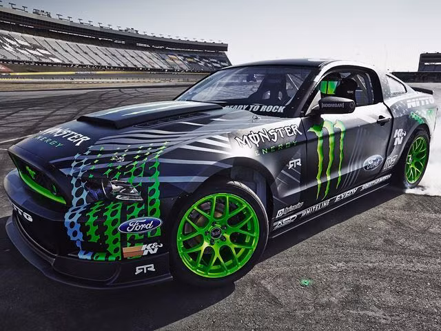 Lazang hợp kim ánh xanh bắt mắt thu hút sự chú ý của nhiều người. Hai bên sườn xe sơn xanh như vết cào của mãnh thú.