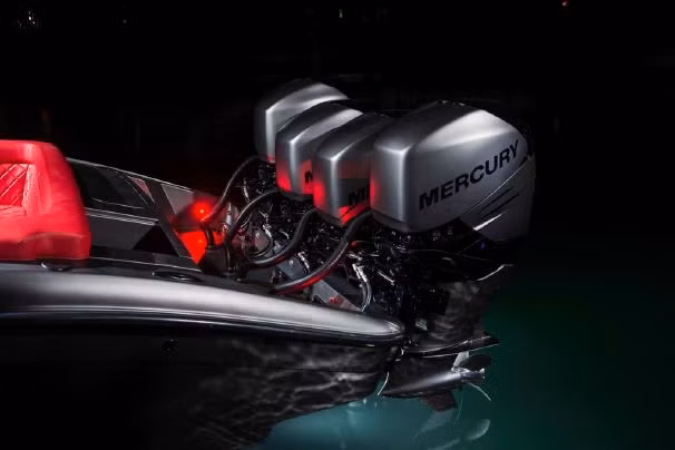 Động cơ 1200 mã lực mạnh mẽ giúp du thuyền dễ dàng vượt qua những con sóng lớn.