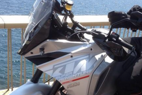 Logo KTM được in chìm dưới tên xe 1290 Super Adventure 2015.