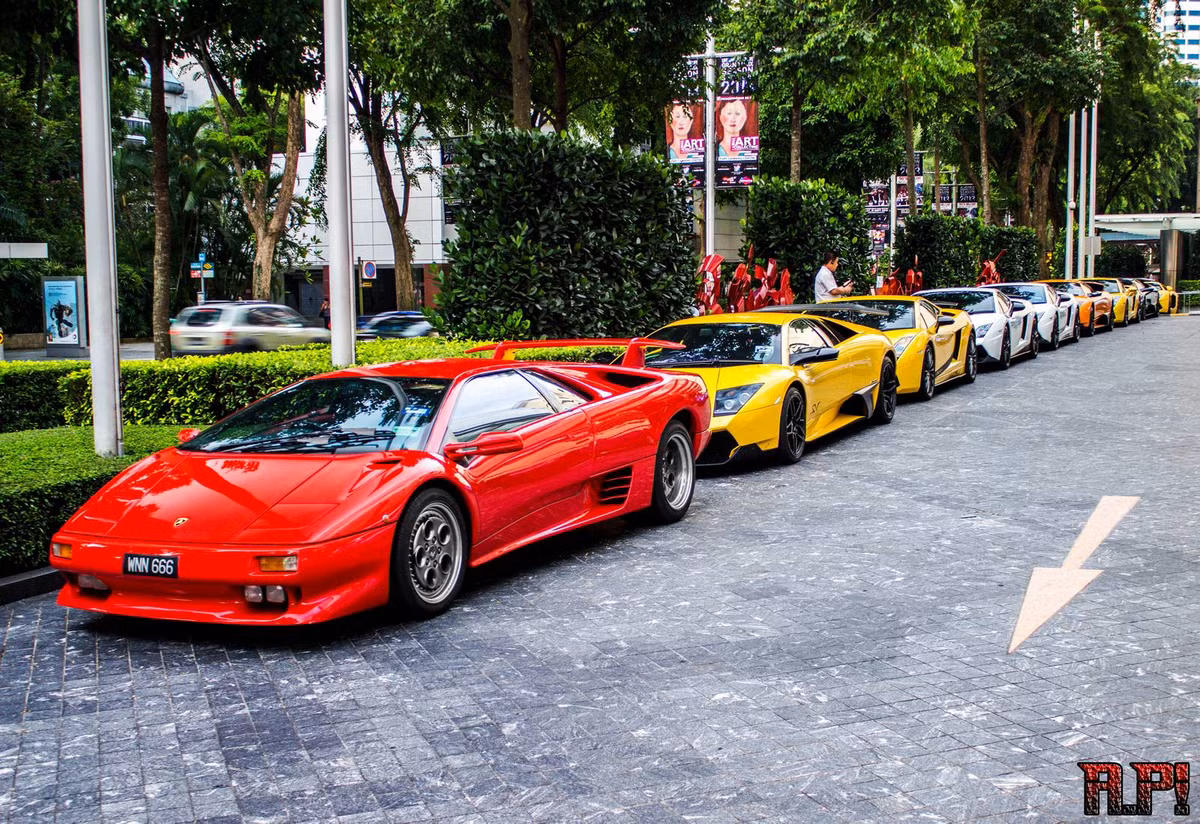 Đàn "bò" Lamborghini kiêu hãnh đỗ trước cổng 1 quán bar tại đất nước này.