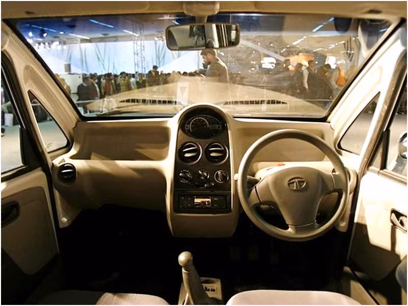 Nội thất xe sang trọng, thân thiện với người dùng, các tiện ích đơn giản phù hợp với mọi tầng lớp lái xe. Ảnh: Chiếc Tata Nano phiên bản mẫu.