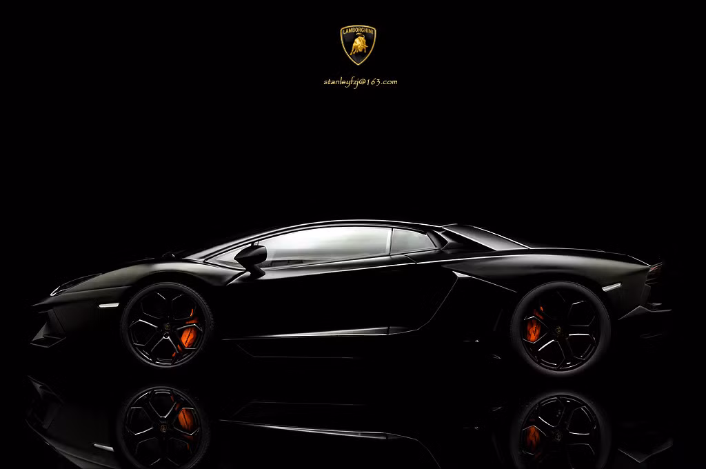 Khách hàng có thể lựa chọn gam màu đen hoặc xám cho combo của mình. Phiên bản Aventador có thể chọn mui trần hoặc mui liền.