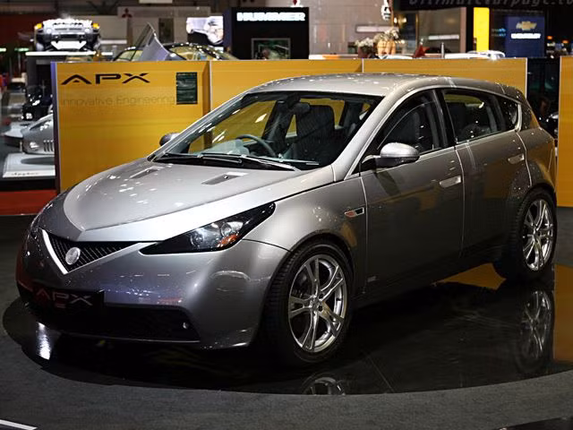 Ngoài phiên bản sedan, Lotus còn giới thiệu mẫu SUV APX mới. Xe thiết kế 7 chỗ với 5 cửa. Khác với phiên bản sedan, chiếc SUV APX được thiết kế nhiều chi tiết góc cạnh hơn, tạo vẻ hầm hố cho xe.