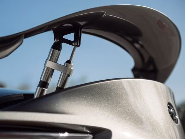 Xe sẽ được cải tiến 1 số chi tiết nhỏ so với FT-1 như cánh gió điều khiển bằng điện, đuôi xe vểch cao cá tính và sắc sảo hơn...