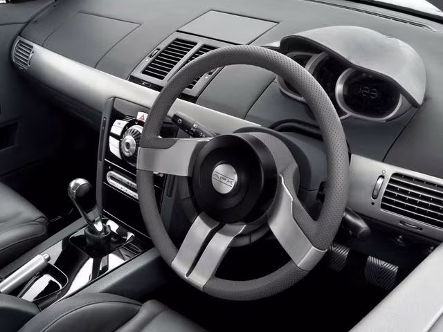 Nội thất xe sử dụng gam màu trắng và ghi xám làm chủ đạo. Các chi tiết khác như cần số, bảng điều khiển... đều được mạ crom sáng bóng.