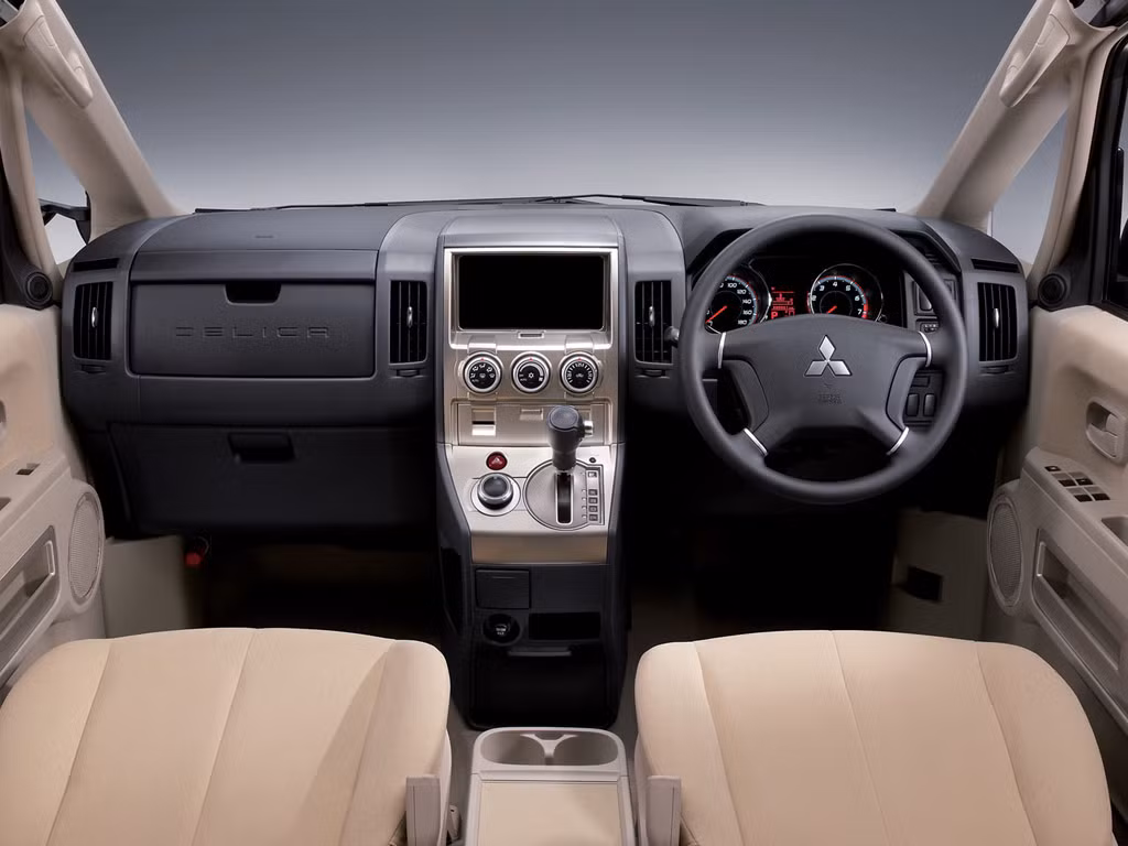 Nội thất màu kem trang nhã của xe. Bảng điều khiển sơn phủ vàng độc đáo làm toát lên sự quý phái cho xe. Các tiện ích đi kèm của xe gồm có màn hình 7 inch, máy sưởi, ghế điện... dành cho lái xe.