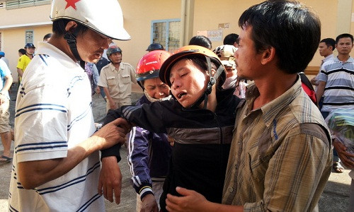 Người nhà nạn nhân Lê Hoài Thương đau đớn khi nhận xác người thân.