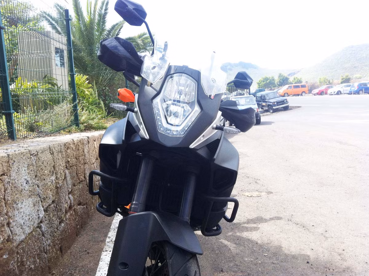 Đèn LED lớn cá tính đặc trưng của KTM tăng tính hầm hố cho xe, là sự lựa chọn hấp dẫn đối với phái mạnh.