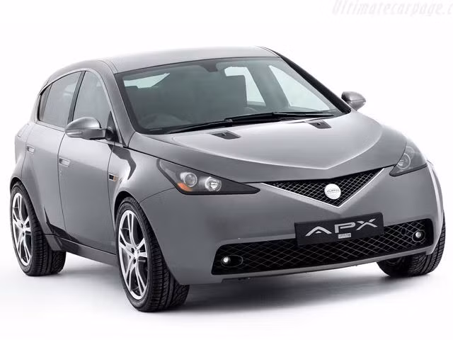 Lưới tản nhiệt hình tam giác ngược với logo Lotus phía trước là nét đột phá mới trong thiết kế của APX. Xe có cặp đèn pha chiếu sáng ban ngày sắc sảo.