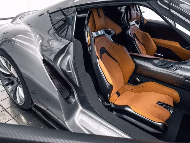 Nội thất bọc da thật đi kèm với các chi tiết bằng hợp kim nhôm sáng bóng lịch lãm và bền bỉ.