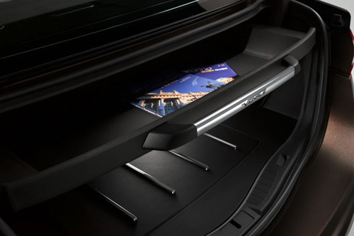 Khoang chứa đồ phía sau được chia thành từng ngăn, tăng hiệu quả chứa đồ đạc.