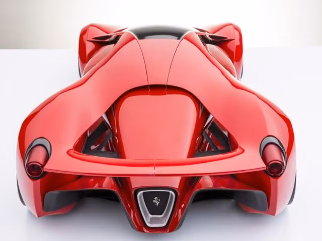 Mui xe liền dạng chữ V lạ mắt làm nên cá tính riêng cho xe. Tuy nhiên, thiết kế này của xe lại làm giảm sức chứa hàng hóa phía sau đuôi xe. Tổng trọng lượng của xe khi chưa có tải khá nhẹ chỉ khoảng 800 kg.